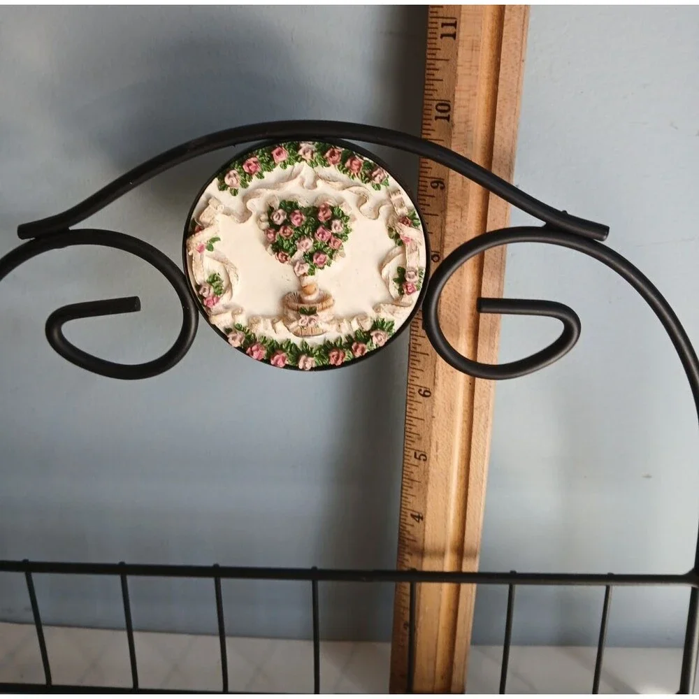 Unbranded topiary basket